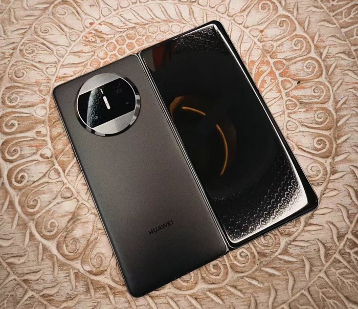 اللون الأسود من جوال Huawei Mate X3